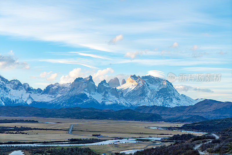 智利Torres del Paine国家公园的Serrano河景色